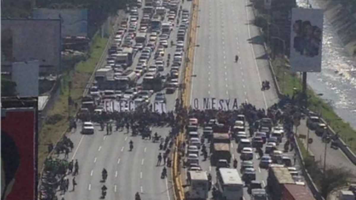 altText(Venezuela: disparos y tensión entre manifestantes y la policía)}