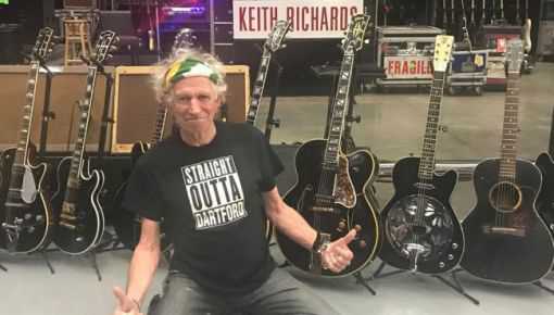 altText(Keith Richards se sacó una foto con sus guitarras y ¡está hecho un pibe!)}