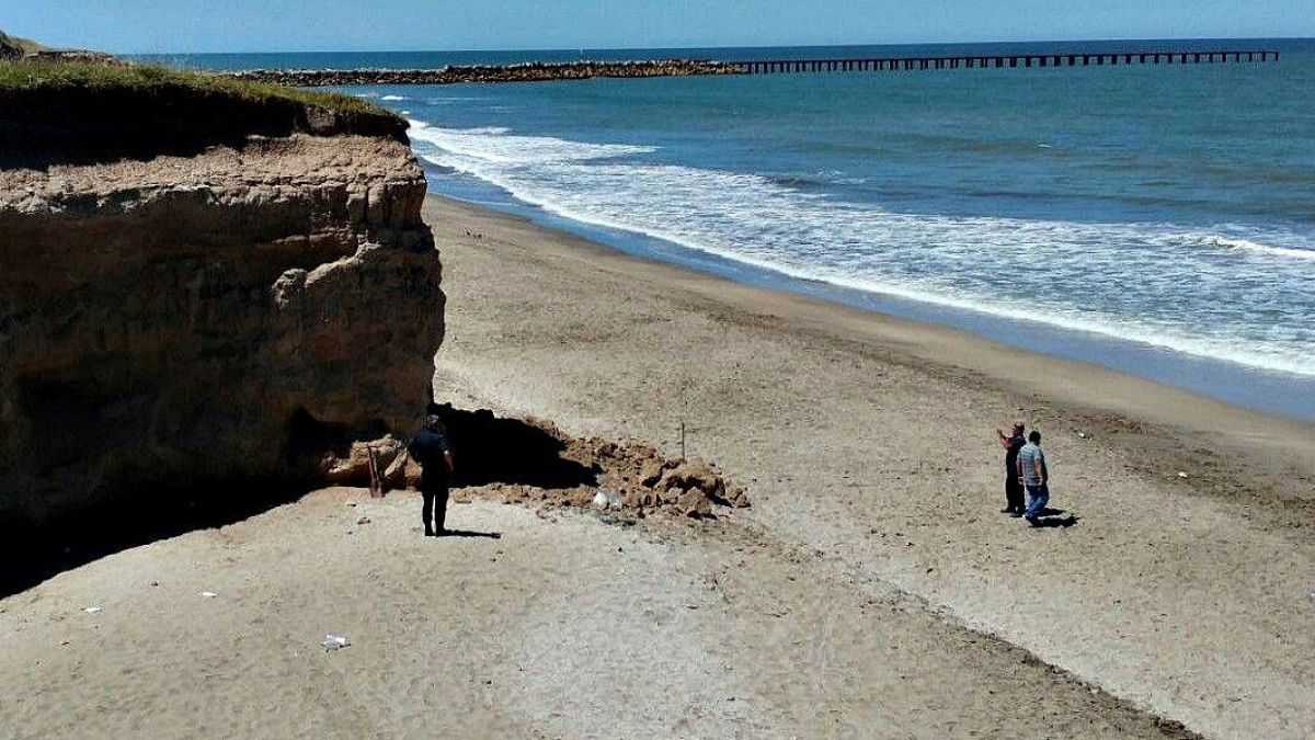 altText(Tragedia en Mar del Plata: una nena de 3 años murió por el derrumbe de un barranco)}