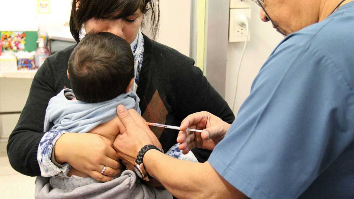 altText(Alerta epidemiológica: el Garrahan llama a vacunar a los niños contra el sarampión)}