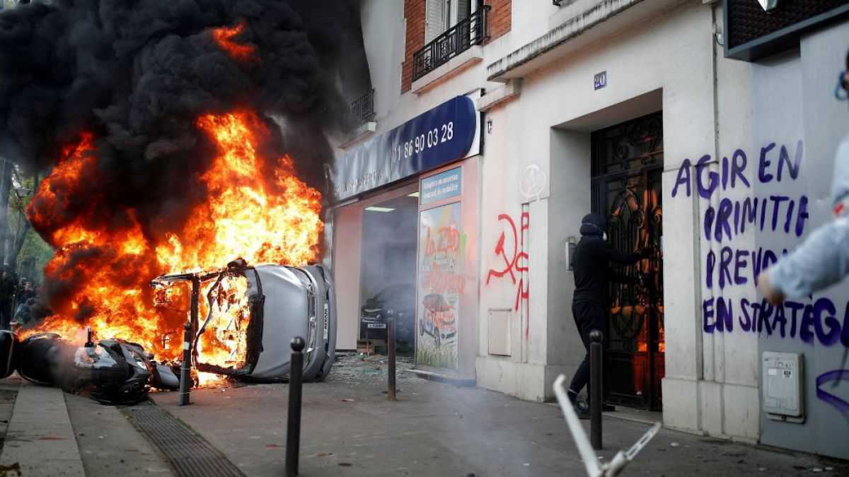 altText(París: incendios y represión policial por disturbios tras la marcha del 1 de mayo)}
