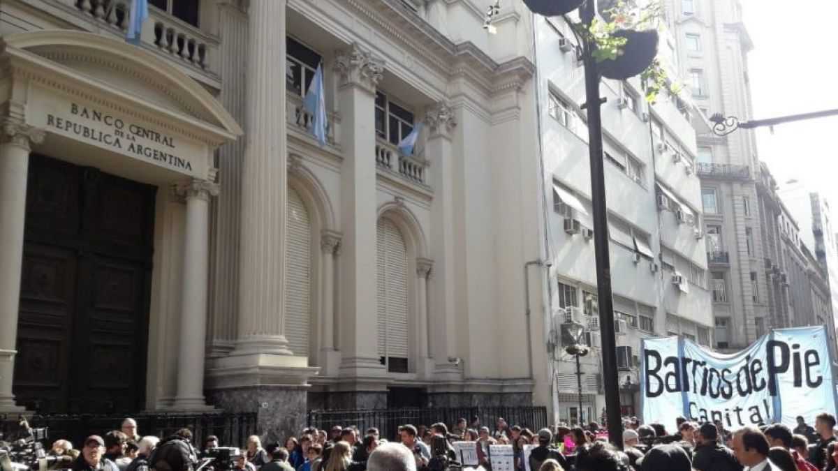 altText(No al FMI: Barrios de Pie protesta con una olla popular frente al Banco Central)}
