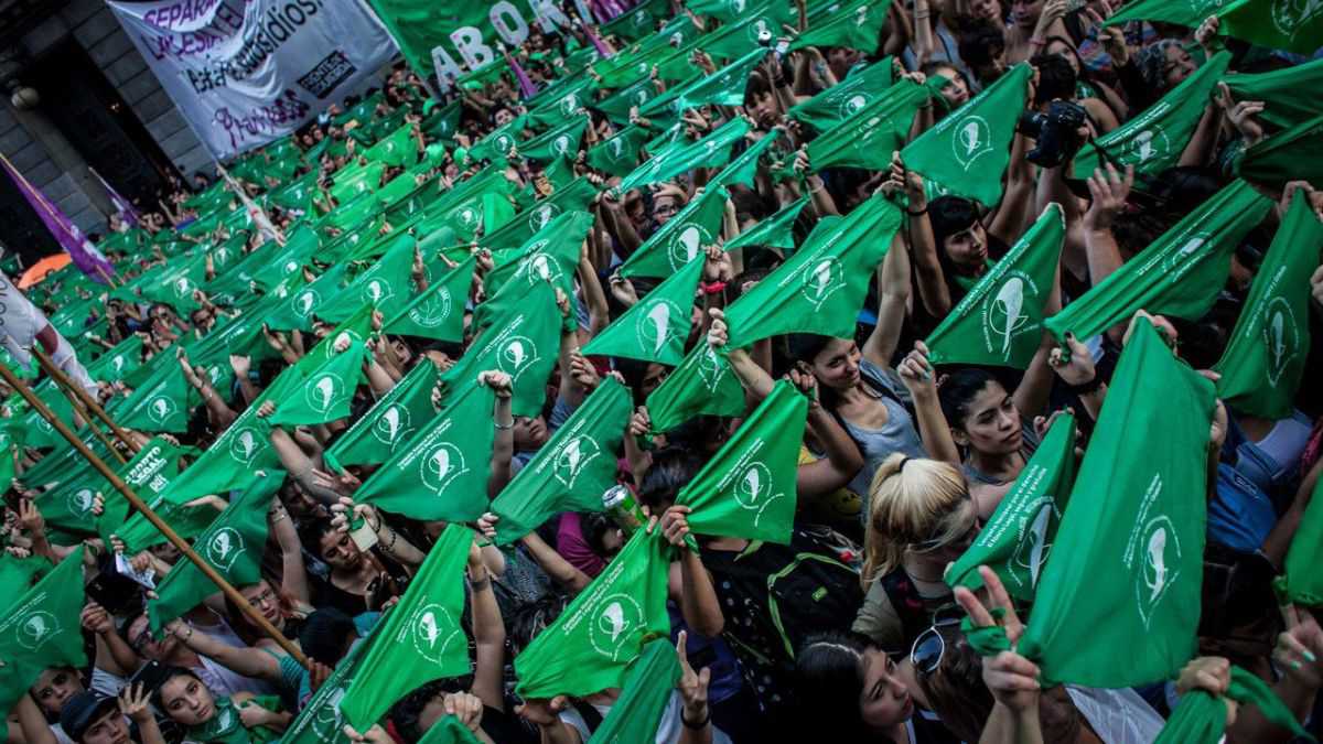 altText(Verde que te quiero verde: en una jornada histórica se decide la legalización del aborto)}