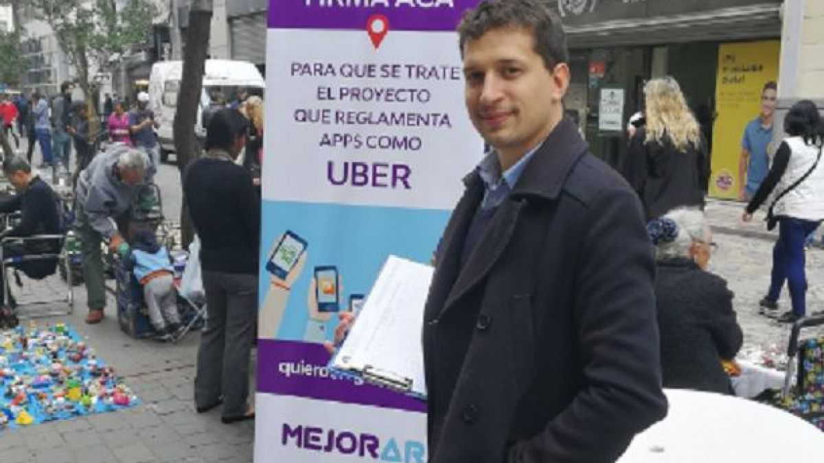 altText(Soldado de Uber: Yamil Santoro vivió una tarde de tensión ante una protesta de taxistas)}