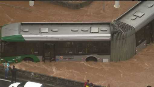 Un impresionante temporal de lluvia y viento dejó al menos 12 muertos en São Paulo