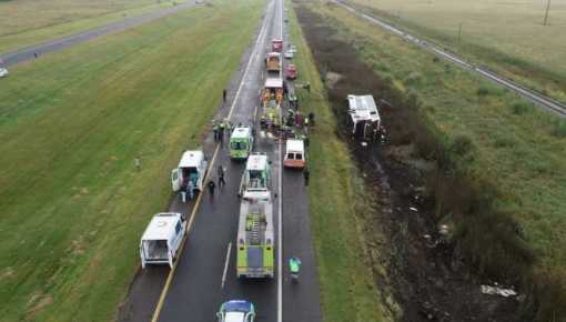Desastre vial: al menos 15 heridos tras el vuelco de un ómnibus en la ruta 2