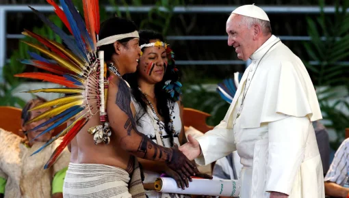 El Papa iguala a los indígenas con los cardenales y obispos