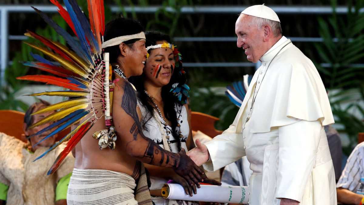 altText(El Papa iguala a los indígenas con los cardenales y obispos)}