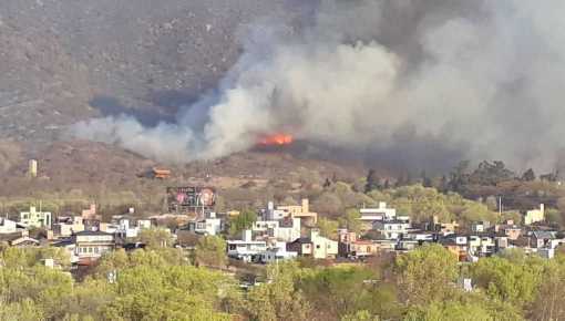Incendios: el fuego llegó a las casas en Córdoba