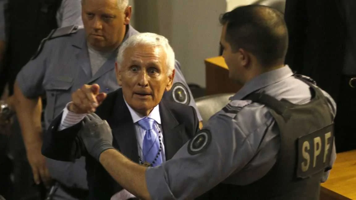 <p>Otro tribunal que le quiere dar el beneficio de prisión domiciliaria al genocida Miguel Etchecolatz, condenado en siete causas de lesa humanidad.</p>