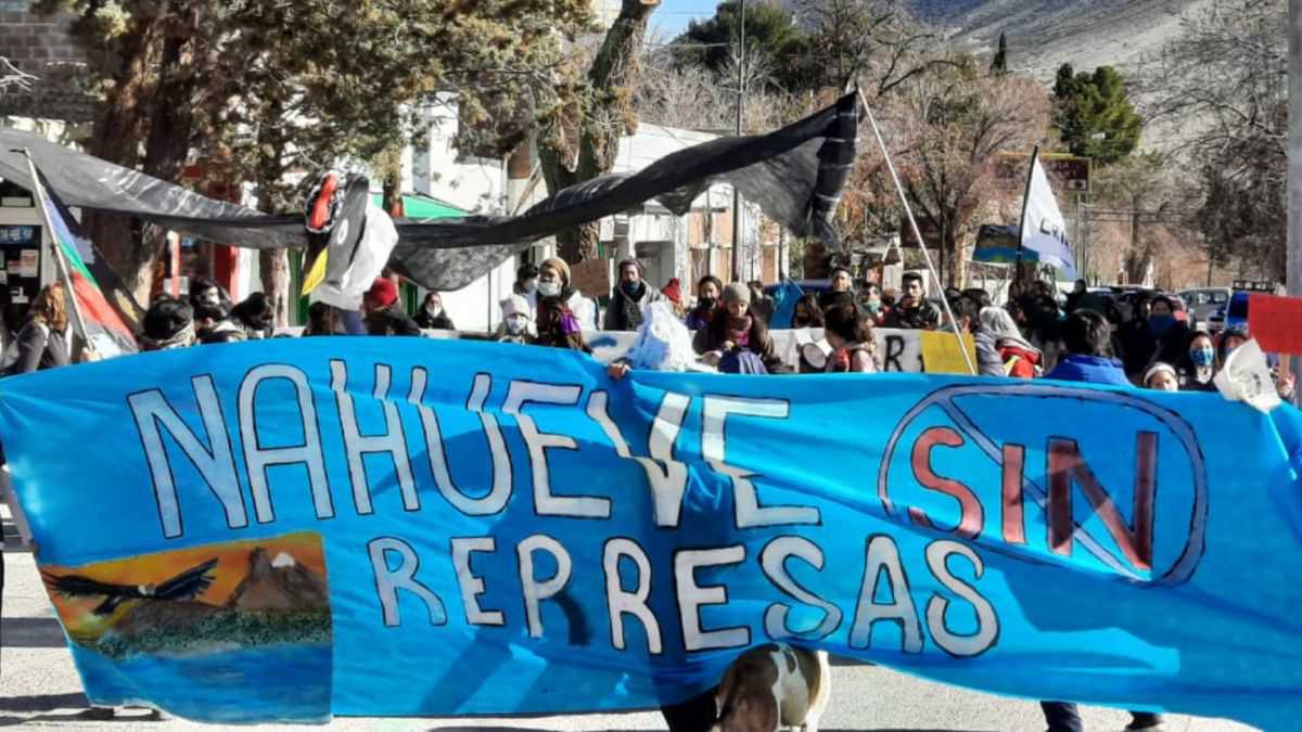 altText(Brutal represión policial contra ambientalistas en Neuquén)}