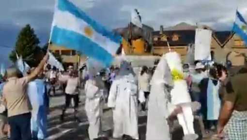 Bariloche: vestidos del Ku Klux Klan en la marcha opositora