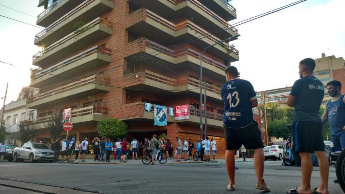  <p>El emblemático edificio de Segurola y Habana, un altar más para el Diego.</p> (Infonews)
