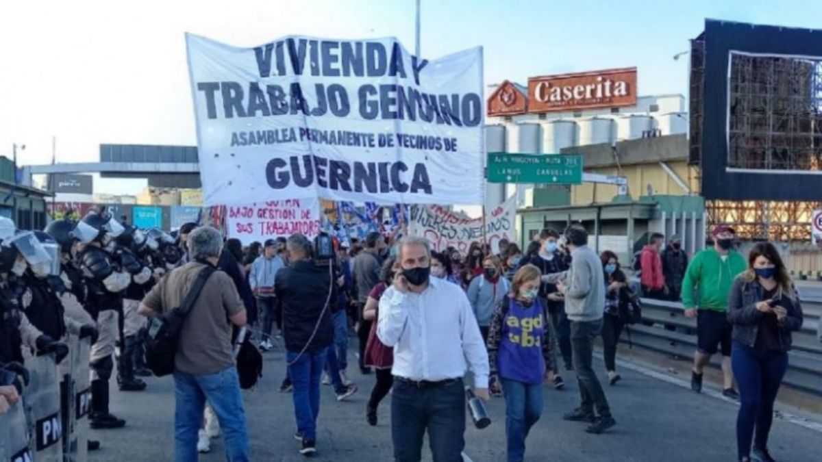 altText(Familias de Guernica levantan protesta tras ser convocadas por Larroque)}