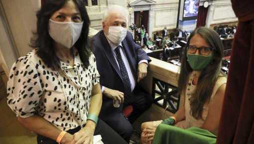 IVE: Ginés, Frederic y Vilma Ibarra asisten al debate