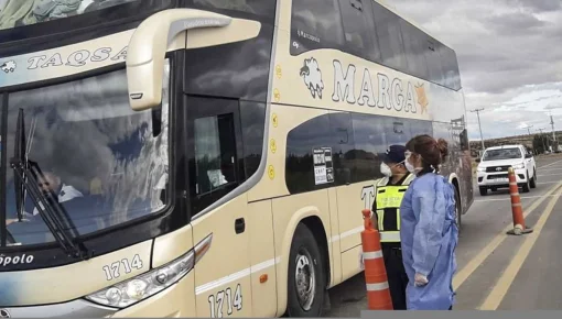 Limitan a esenciales el uso de micros y vuelos de cabotaje