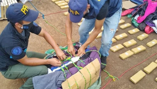 Con las manos en la masa: detienen a remisero con 22 panes de marihuana