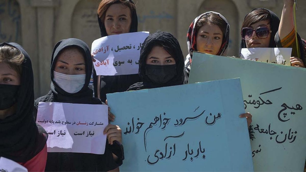 altText(Afganistán: adolescentes y maestras no pueden regresar a las escuelas)}