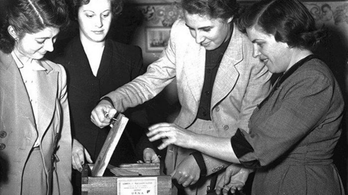 altText(Alberto Fernández conmemoró el 74° aniversario del voto femenino)}