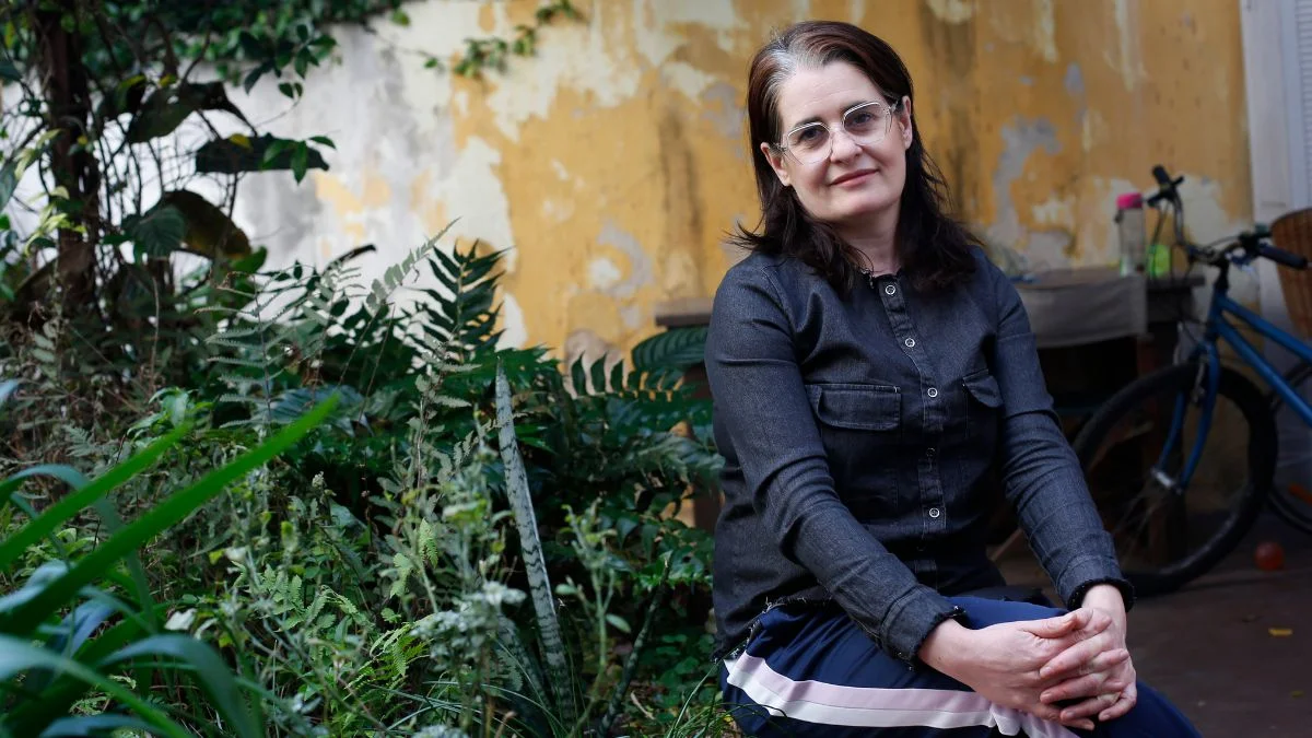<p>Cecilia Pavón y un libro distinto.&nbsp;</p>