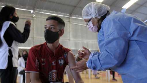 Comenzó la vacunación de adolescentes bonaerenses con comorbilidades 