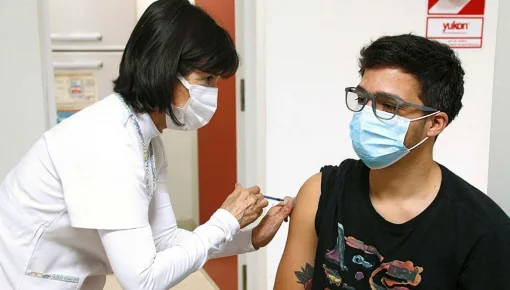 El Gobierno analiza aplicar una tercera dosis contra el coronavirus
