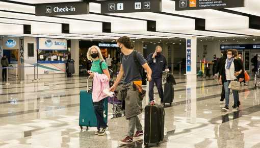 Desde hoy los turistas extranjeros vacunados pueden entrar al país