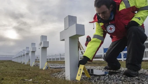 Entregan informes de identificación a familiares de soldados caídos en Malvinas
