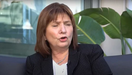 Acusan a Patricia Bullrich de violar el protocolo covid en un teatro