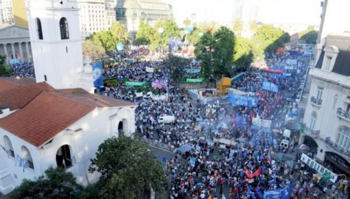 altText(Con festejos en la Plaza de Mayo se celebra el Día de la Democracia )}
