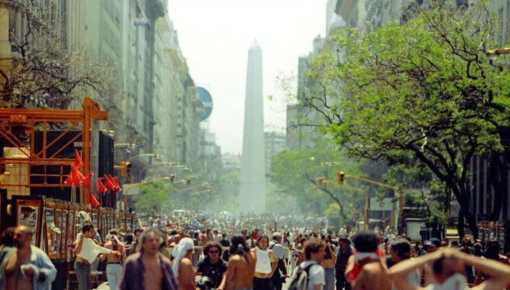 Organizaciones sociales marchan para recordar el estallido social de 2001