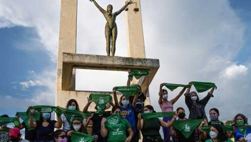 Liberan en El Salvador a 3 mujeres presas por abortos espontáneos