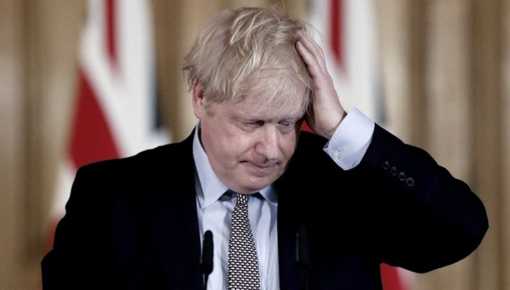 Acorralado: interrogan a Johnson por las fiestas clandestinas en pleno confinamiento