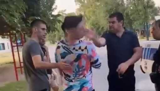 Violento y ridículo: un policía le pegó por la camisa que llevaba puesta