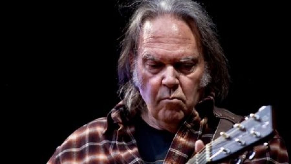 altText(El músico Neil Young retiró su catálogo de Spotify por un podcast antivacunas)}