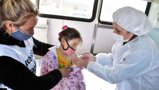 altText(El gobierno bonaerense vacunará a niñas y niños en las escuelas)}