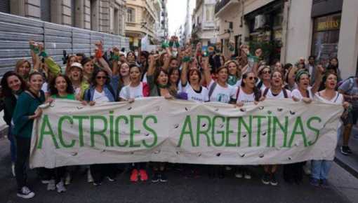 De pie: Actrices Argentinas marcha contra la justicia machista