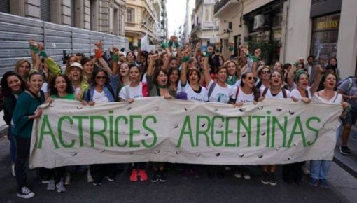 altText(De pie: Actrices Argentinas marcha contra la justicia machista)}