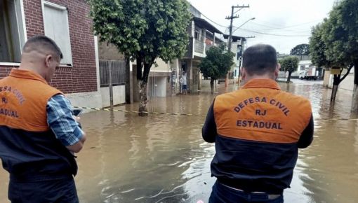 altText(Brasil: ascienden a 104 los muertos por las inundaciones en Petrópolis)}