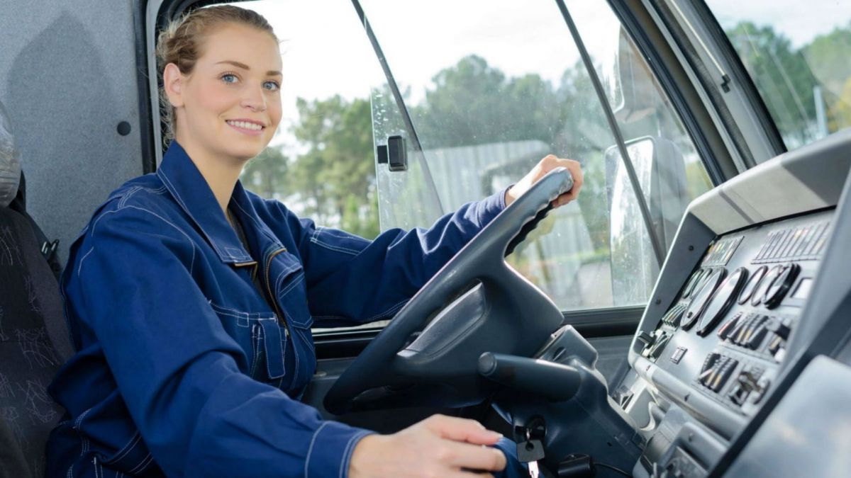 altText(Igualdad: mujeres se capacitan como camioneras para transporte de carga)}