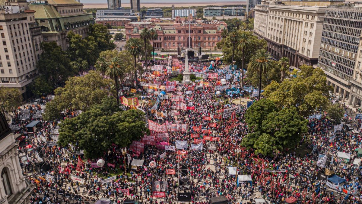 altText(24M: multitudinaria marcha de la izquierda en contra del pacto con el FMI)}