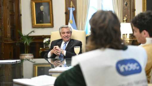 Alberto Fernández recibió a un grupo de censistas en la Rosada