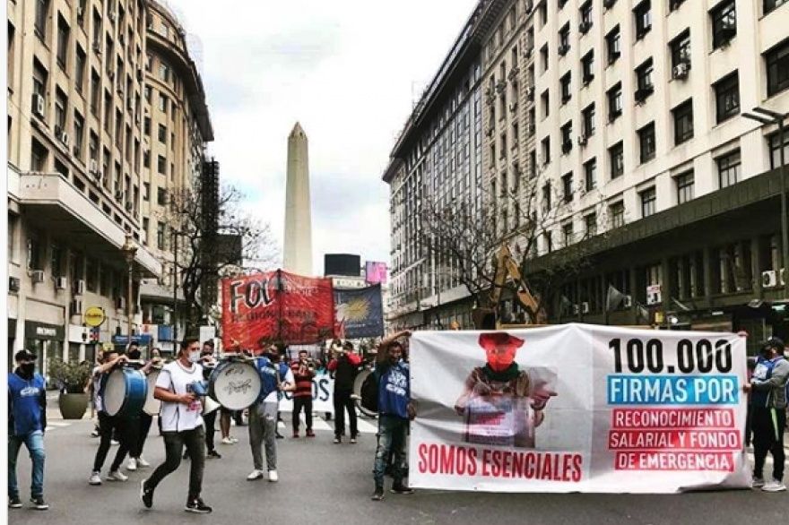 Organizaciones sociales marcha a la Jefatura en reclamo de apoyo para la Economía Popular. Foto de Fol