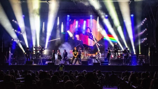 La calle Corrientes recibe a una fiesta de láser y canciones de Pink Floyd