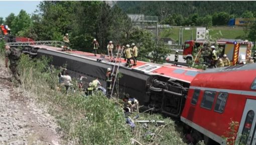 altText(Alemania: 5 muertos y 44 heridos por el descarrilamiento de un tren)}