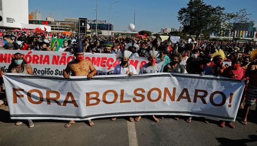 altText(Indígenas marchan contra Bolsonaro por la minería en sus territorios)}