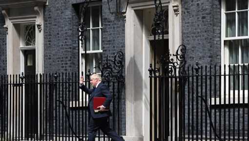 Johnson se atornilla en el cargo en medio de una ola de renuncias de funcionarios