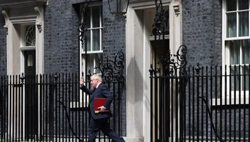 Johnson se atornilla en el cargo en medio de una ola de renuncias de funcionarios