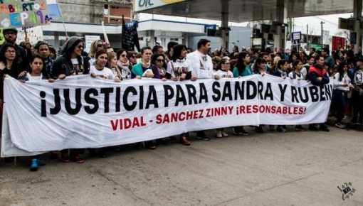 Docentes y estudiantes marcharon a 4 años de las muertes de Sandra y Rubén