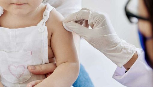 altText(Recomiendan vacunar a bebés de 6 meses ante la suba de casos de Covid)}